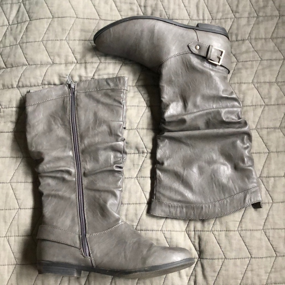 Maurice’s gray boots